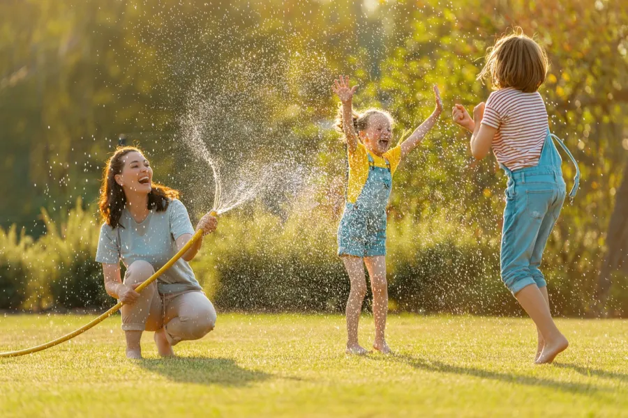 girls-playing-with-mom
